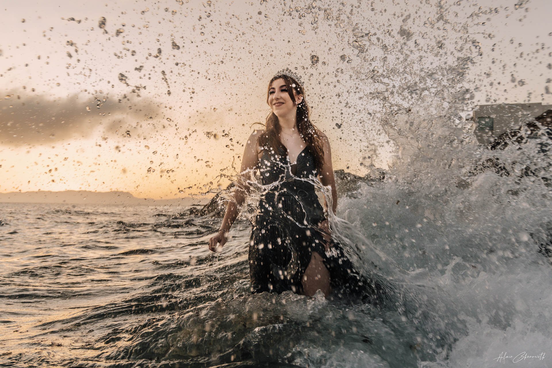 Retrato editorial de quinceañera frente al mar al atardecer
