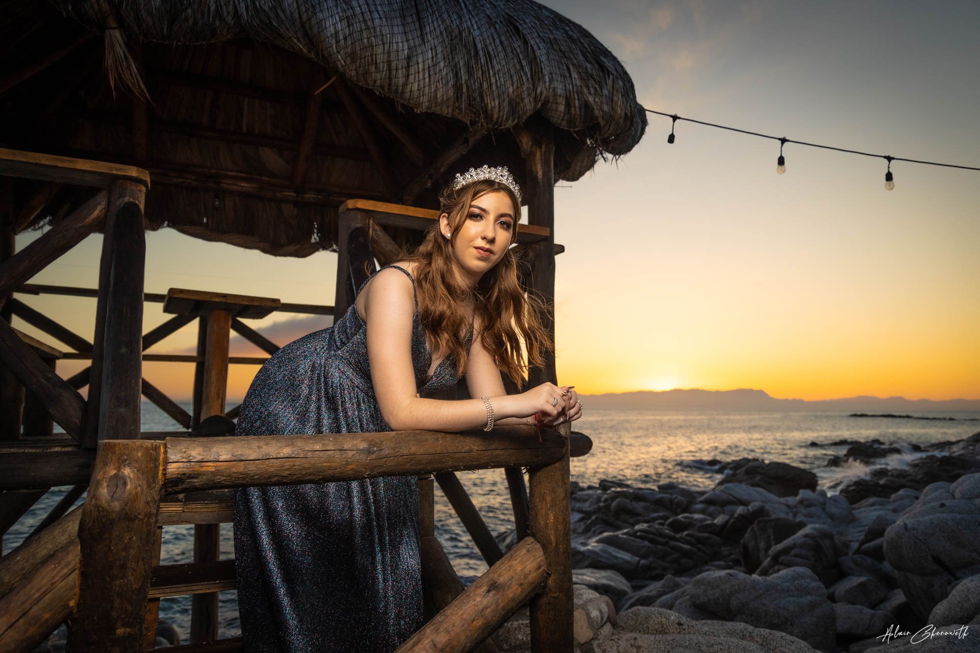 Retrato editorial al atardecer frente al mar